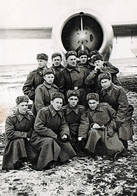 Курсанти Харківського військового авіаційного училища штурманів, 1958 рік. Юрій Неляпін стоїть у третьому ряду перший ліворуч